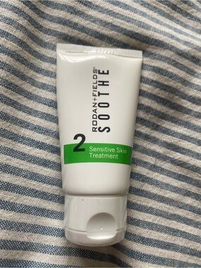 Rodan + Fields Soothe Sensitive Skin Treatment - White with Green